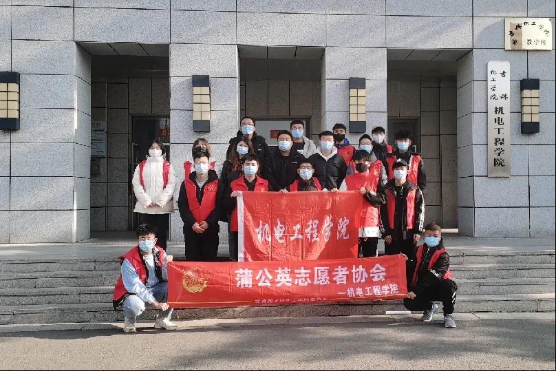 人们在看台上的人在街道上低可信度描述已自动生成